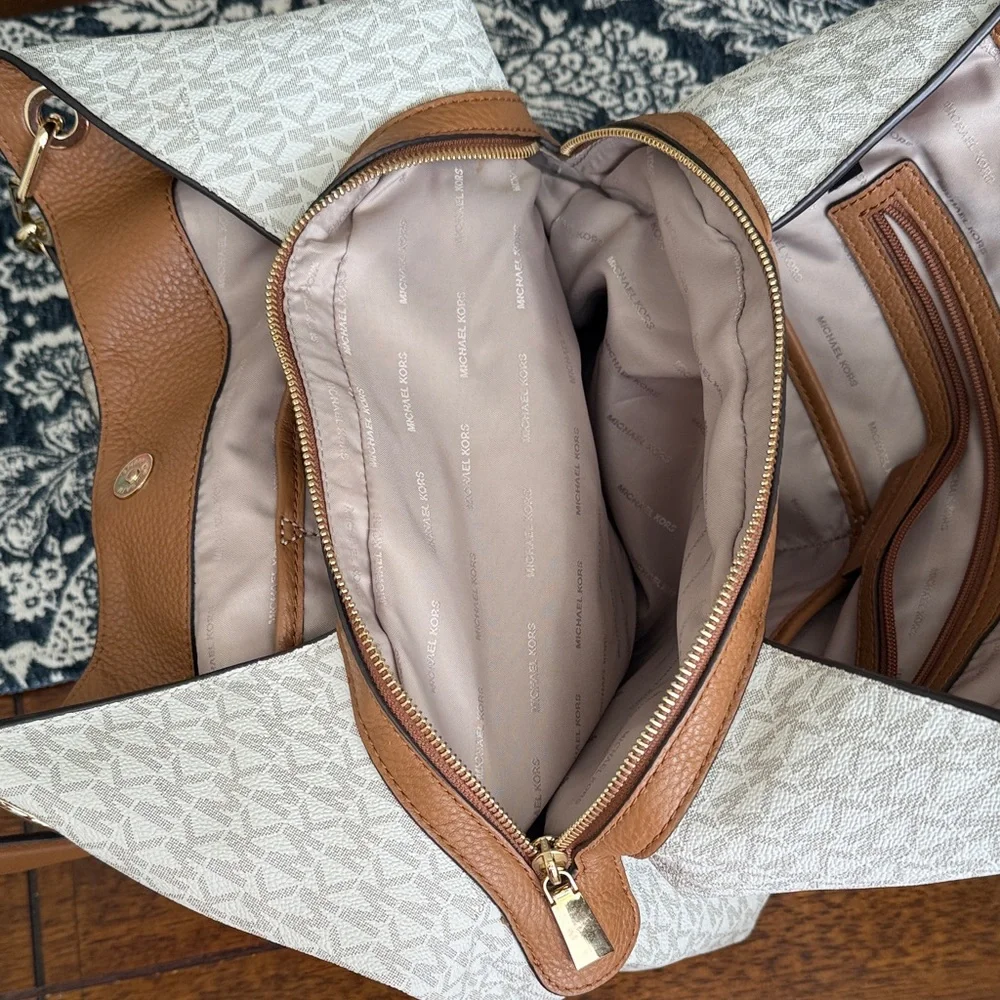 Michael Kors Cream and Tan Shoulder Bag and matching wallet - Picture 6 of 10